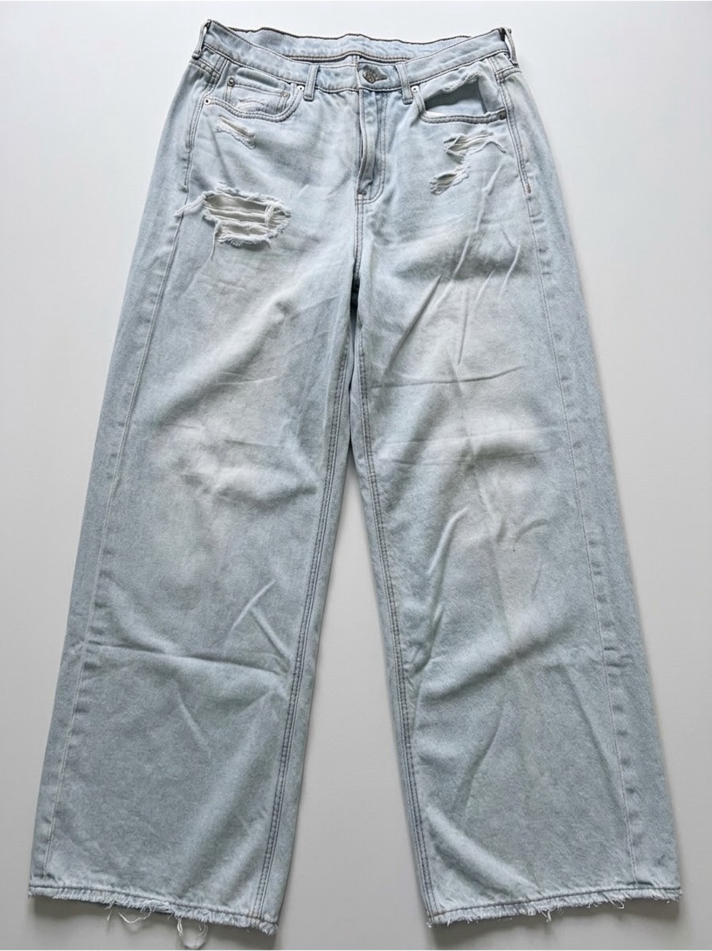 American Eagle Outfitters | Light Wash Distressed Relaxed Jeans | Size 10 Short